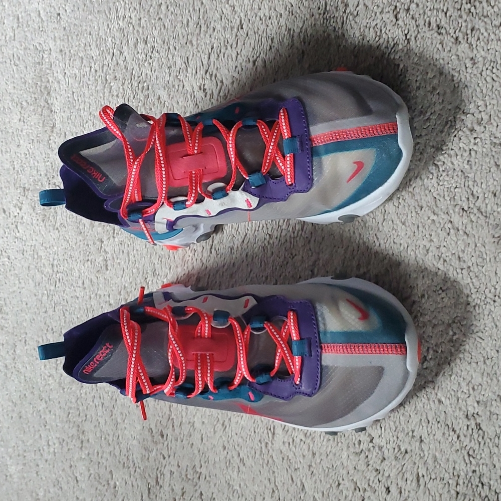 Nike reacts men's shoe